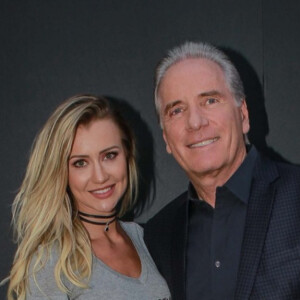 Roberto Justus postou foto da mulher, Ana Paula Siebert, grávida da 1ª filha, Vicky, evidenciando a barriguinha da gravidez