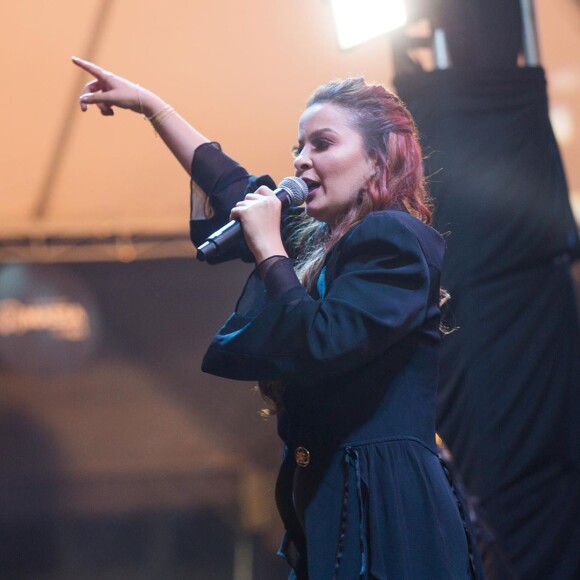 Maiara apostou em blazer alongado para show com a irmã, Maraisa