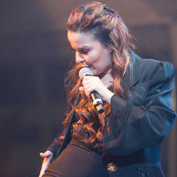 Maiara, da dupla com Maraisa, deixou pernas à mostra em look all black