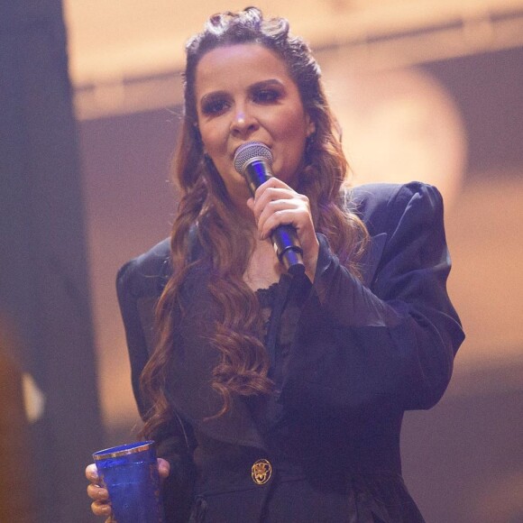 Maiara usou look monocromático em show com irmã, Maraisa
