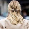 Penteados para cabelo solto: a presilha de strass ou com aplicações de brilho é opção em alta para dar mais informação de moda ao hairstyle