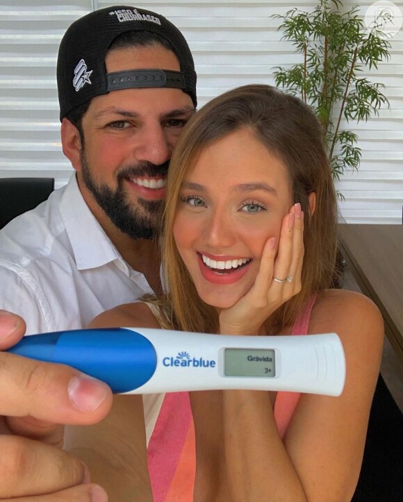 Sertanejo Sorocaba e noiva, Biah Rodrigues, exibe teste de gravidez em foto no Instagram nesta sexta-feira, dia 13 de dezembro de 2019