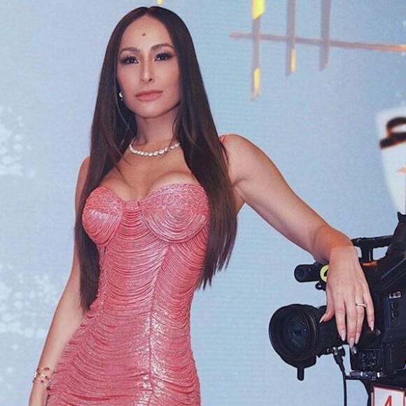 Sabrina Sato roubou a cena ao exibir uma cintura bem fina durante a gravação do programa 'Familia Record'