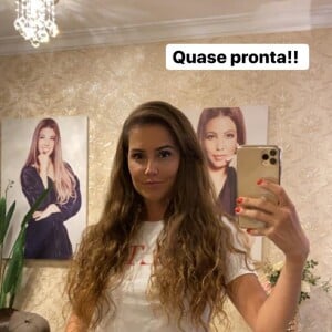 Deborah Secco exibe cabelo com megahair nesta segunda-feira, dia 16 de dezembro de 2019