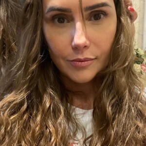 Deborah Secco mostra cabelo longo após megahair nesta segunda-feira, dia 16 de dezembro de 2019