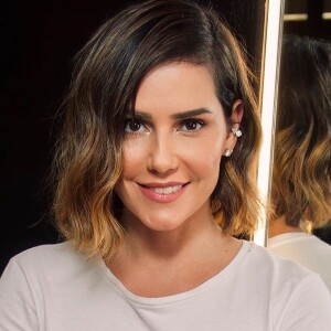 Deborah Secco ainda apostou em cabelo long bob com pontas em caramelo 