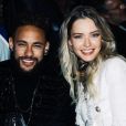 Neymar e a atriz russa Sasha Luss se encontraram em evento beneficente em Paris; jogador usou emoticon de coração para legendar a foto