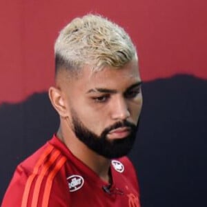 Gabigol saiu em defesa da namorada, Rafaella Santos, irmã de Neymar, após ser contido pela jovem durante comemoração em premiação