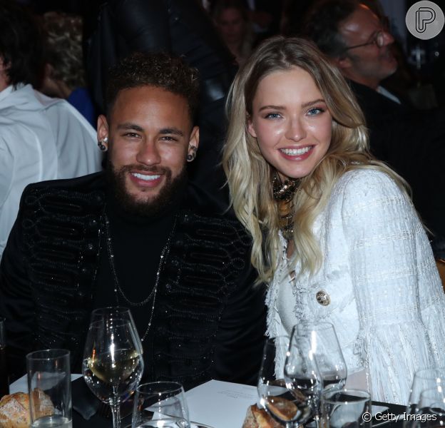 Neymar ganhou torcida dos fãs na web ao posar com a modelo e atriz russa Sasha Luss durante evento beneficente: 'Combinou'