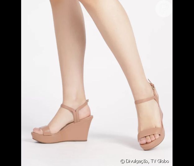 Se a proposta é um look clássico e comfy no Natal, aposte na sandália de salto plataforma!