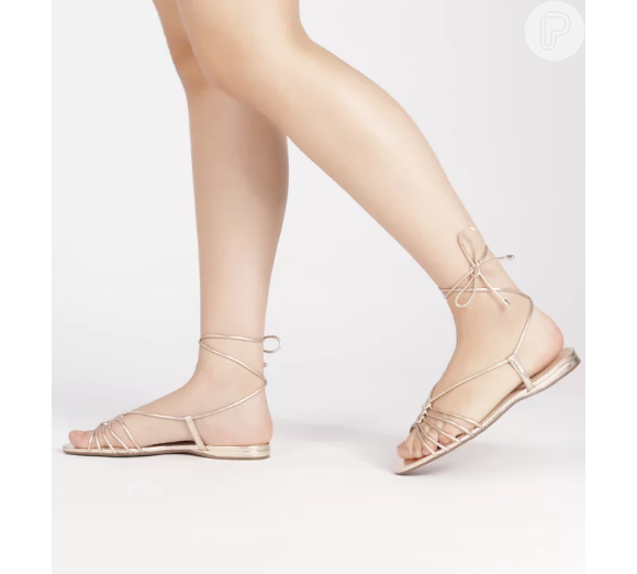Tiras finas + amarração no tornozelo são as indicações trendy de sandália rasteira para um visual descolado no Natal