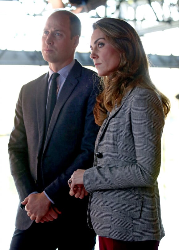 Príncipe William acariciou os ombros de Kate Middleton e ela pareceu desviar do carinho