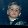 Louis, de 1 ano e 8 meses, apareceu atento às fotos de dentro do carro dos pais, Kate Middleton e Príncipe William