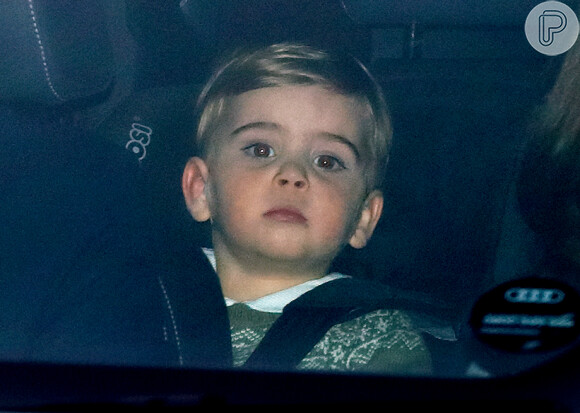 Louis, de 1 ano e 8 meses, apareceu atento às fotos de dentro do carro dos pais, Kate Middleton e Príncipe William