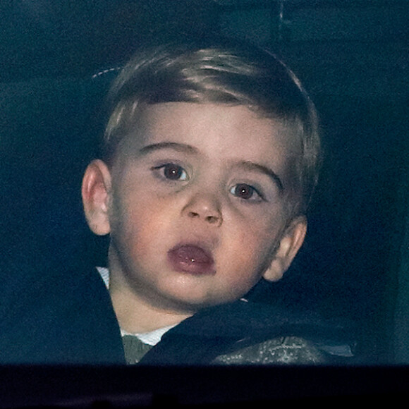 O crescimento de Louis, terceiro filho de Kate Middleton e Príncipe William, se destacou nas fotos