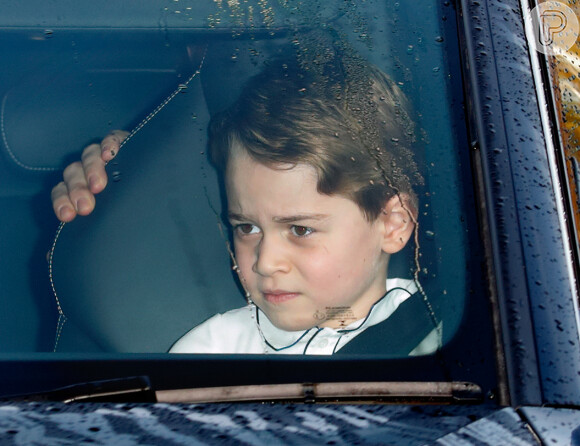 Príncipe George, filho mais velho de Kate Middleton e Príncipe William, estava focado e não olhou para os paparazzis