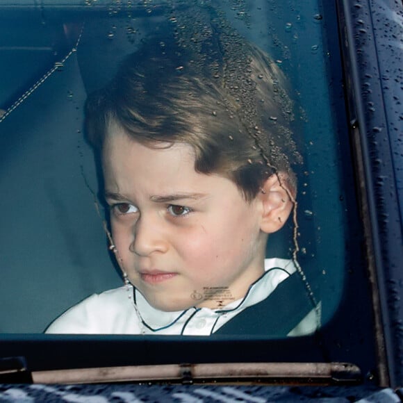 Príncipe George, filho mais velho de Kate Middleton e Príncipe William, estava focado e não olhou para os paparazzis