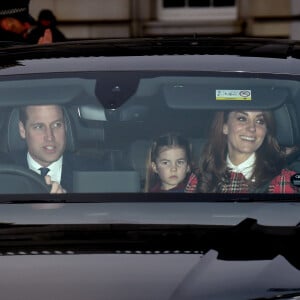 Kate Middleton e Príncipe William chegaram de carro com os 3 filhos