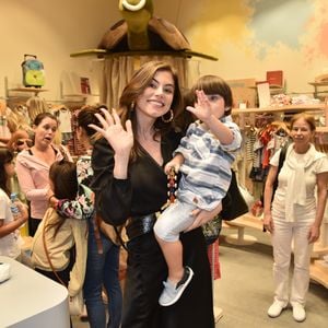 Filho de Bruna Hamú, Júlio manda tchauzinho para as foto no colo da mãe