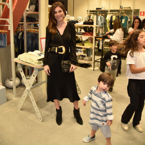 Bruna Hamú posa para os fotógrafos e Júlio se diverte fazendo poses com a mamãe