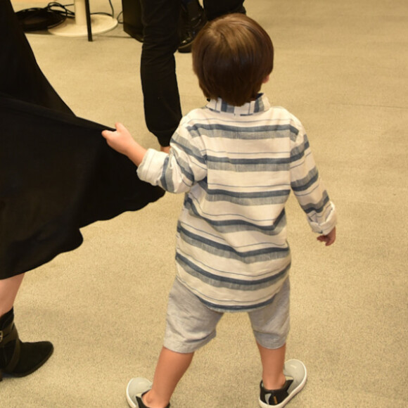 Bruna Hamú é surpeendida com a saia puxada pelo filho, Júlio, durante o evento