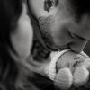 Marília Mendonça postou foto do filho ganhando um beijo do pai, Murilo Huff