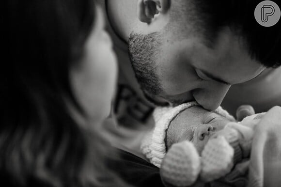 Marília Mendonça postou foto do filho ganhando um beijo do pai, Murilo Huff