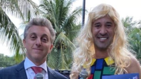 Huck se veste de Silvio Santos e Angélica é homenageada em festa do 'Caldeirão'