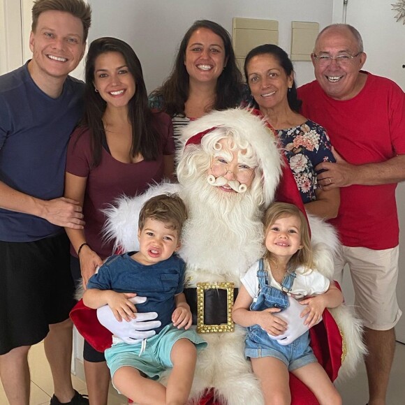 Michel Teló e Thais Fersoza posaram com a família reunida e o Papai Noel