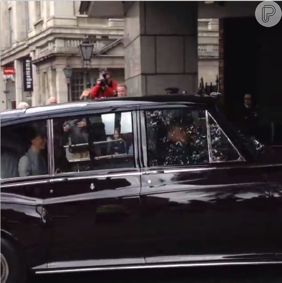 Kate Middleton chegou sorridente em um carro com os vidros claros