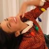 Bruna Marquezine se divertiu ao usar pisca-pisca como colar na noite da véspera de Natal, 24 de dezembro de 2019