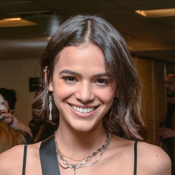 Bruna Marquezine apareceu se deliciando com guloseimas de Natal em seu instagram