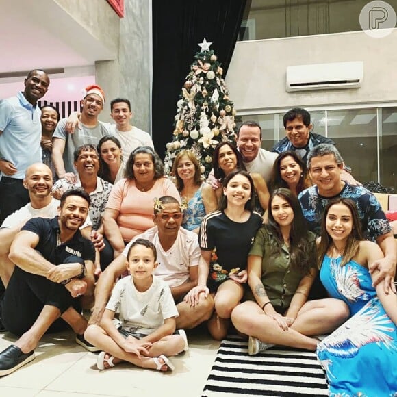 Anitta reuniu sua família para o Natal em casa
