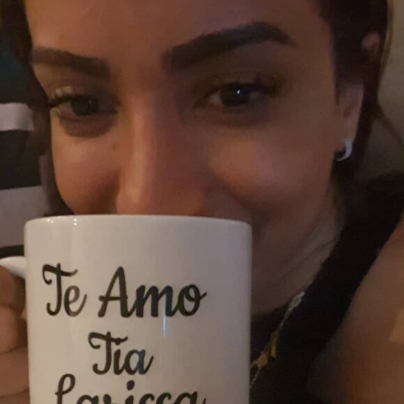 Anitta se emocionou com o presente recebido da sobrinha, Letícia