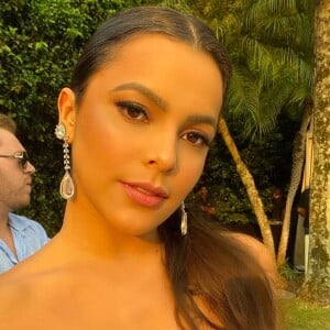 Emilly Araújo afasta rumor de falência: 'Nessa vida a gente ganha muita coisa. 90% a gente ganha, não precisa gastar muito, só com caprichos. Ajudei minha família com algumas coisas, mas está tudo certo'