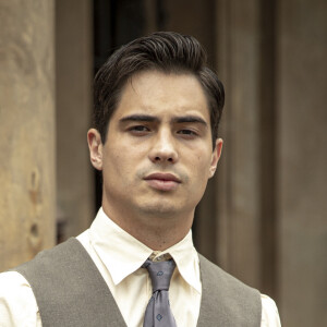 Carlos (Danilo Mesquita) arruma um emprego e sai da faculdade para ajudar a sustentar a casa na novela 'Éramos Seis'