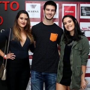 Filha de Fátima Bernardes, Beatriz Bonemer curtiu o dia ensolarado na praia da Barra da Tijuca, Zona Oeste do Rio de Janeiro