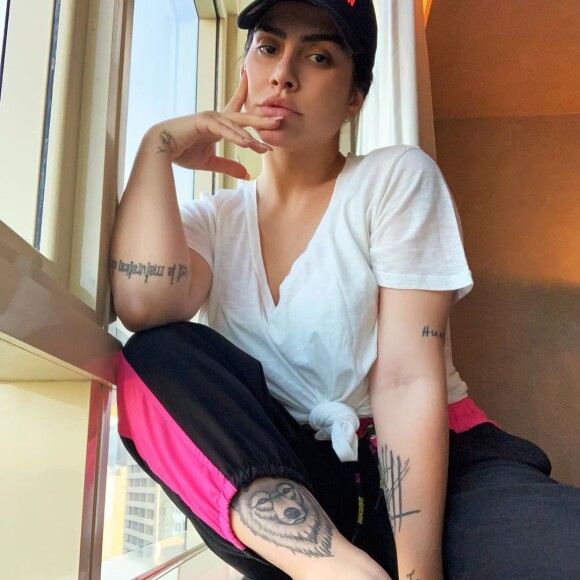 Cleo compartilha fotos sem make e serve de inspiração para milhares nas redes sociais