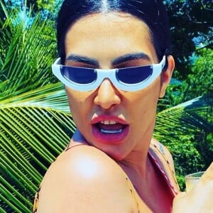 Cleo conquista os seguidores com fotos exibindo o corpo sem truques nas redes sociais