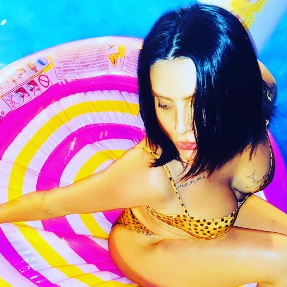 Cleo, de biquíni na piscina, é fotografada pela irmã Antonia Morais