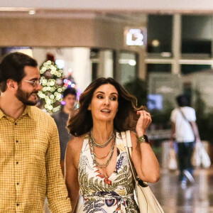 Fátima Bernardes e Túlio Gadêlha caminharam de mãos dadas durante o passeio em shopping