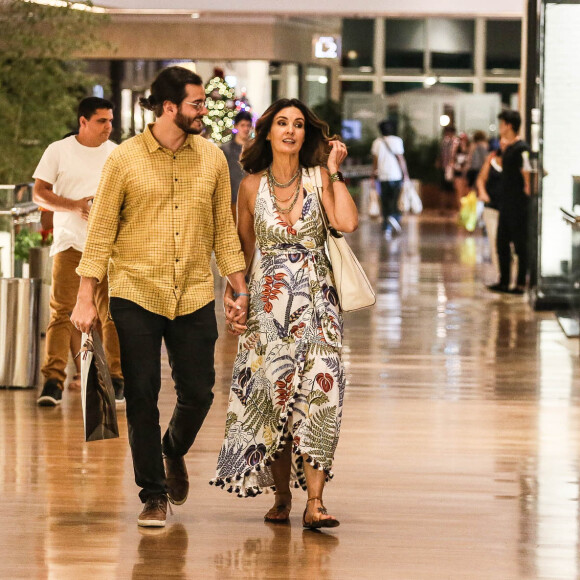 Fátima Bernardes e Túlio Gadêlha caminharam de mãos dadas durante o passeio em shopping