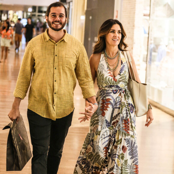 Fátima Bernardes apostou em vestido midi floral para o momento de lazer