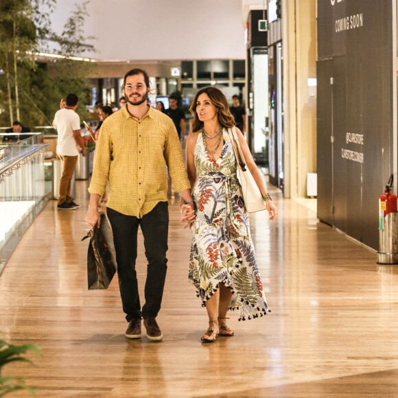 Fátima Bernardes usou um vestido midi de estampa floral e fundo branco