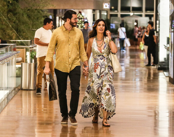 Fátima Bernardes aliou conforto e estilo em seu look para o passeio com o namorado, Túlio Gadêlha