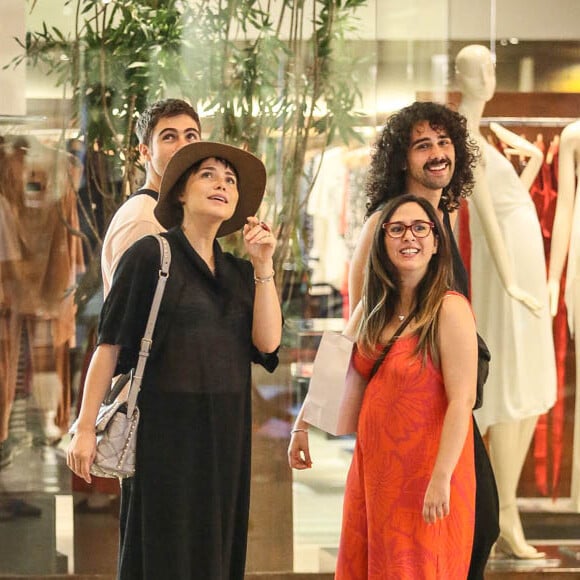 Letícia Colin surge de look preto e chapéu em ida ao shopping com Tatá Werneck e amigos