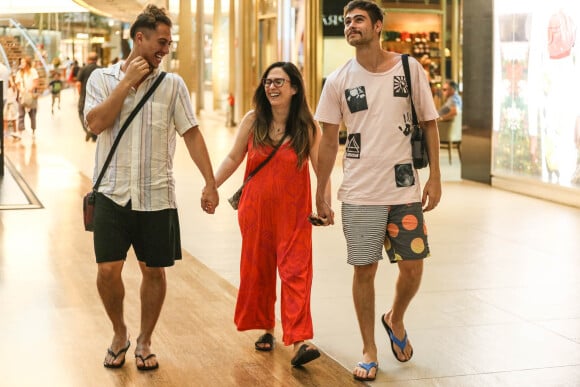 Tatá Werneck e Francisco Vitti se divertem ao ficar de mãos dadas em shopping do Rio de Janeiro