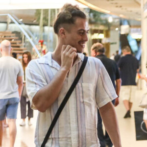 Francisco Vitti chama atenção com visual de cabelo grande e mechas