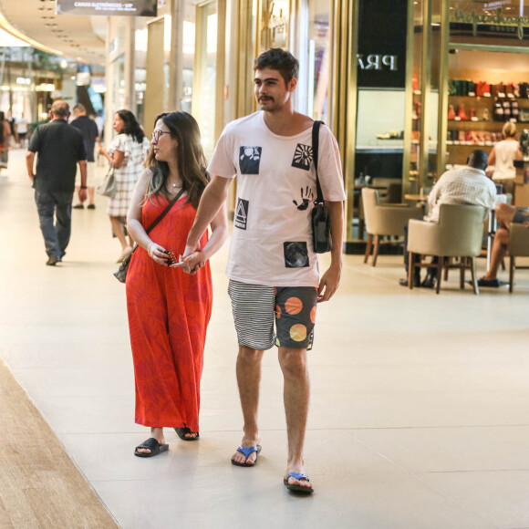 Tatá Werneck usa bolsa Gucci atravessada ao corpo para ir às compras com Rafael Vitti