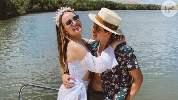Larissa Manoela e Léo Cidade estão em Alagoas e curtiram o dia do aniversário da atriz em um passeio de barco